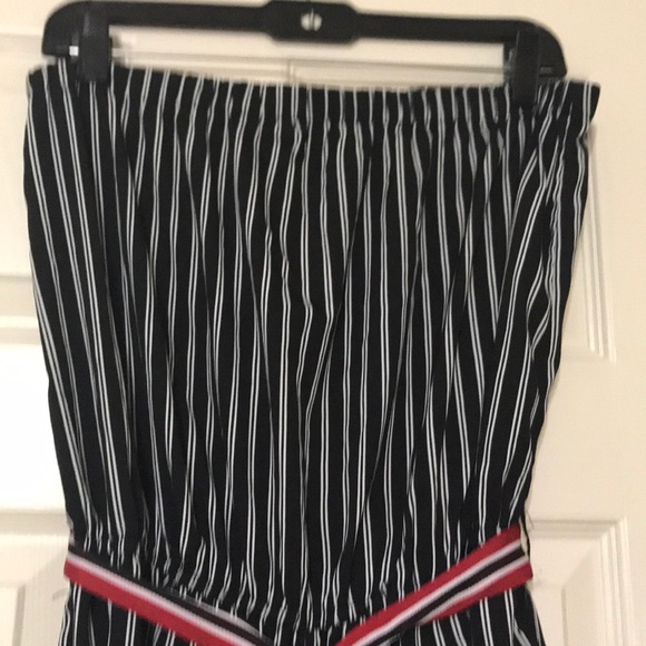 Striped and strapless jumpsuit with belt - Picture 4 of 4